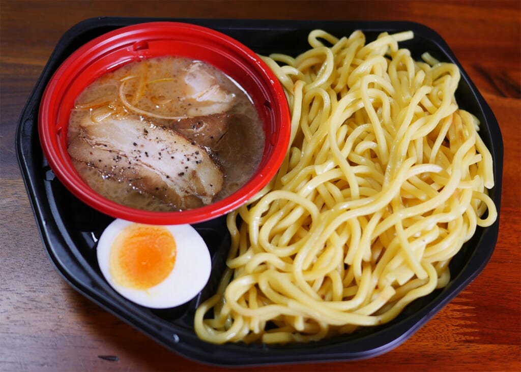 間違えてファミマの「濃厚！ 魚介豚骨チャーシュー3枚！ 冷やしつけ麺」買ったらウマかった話