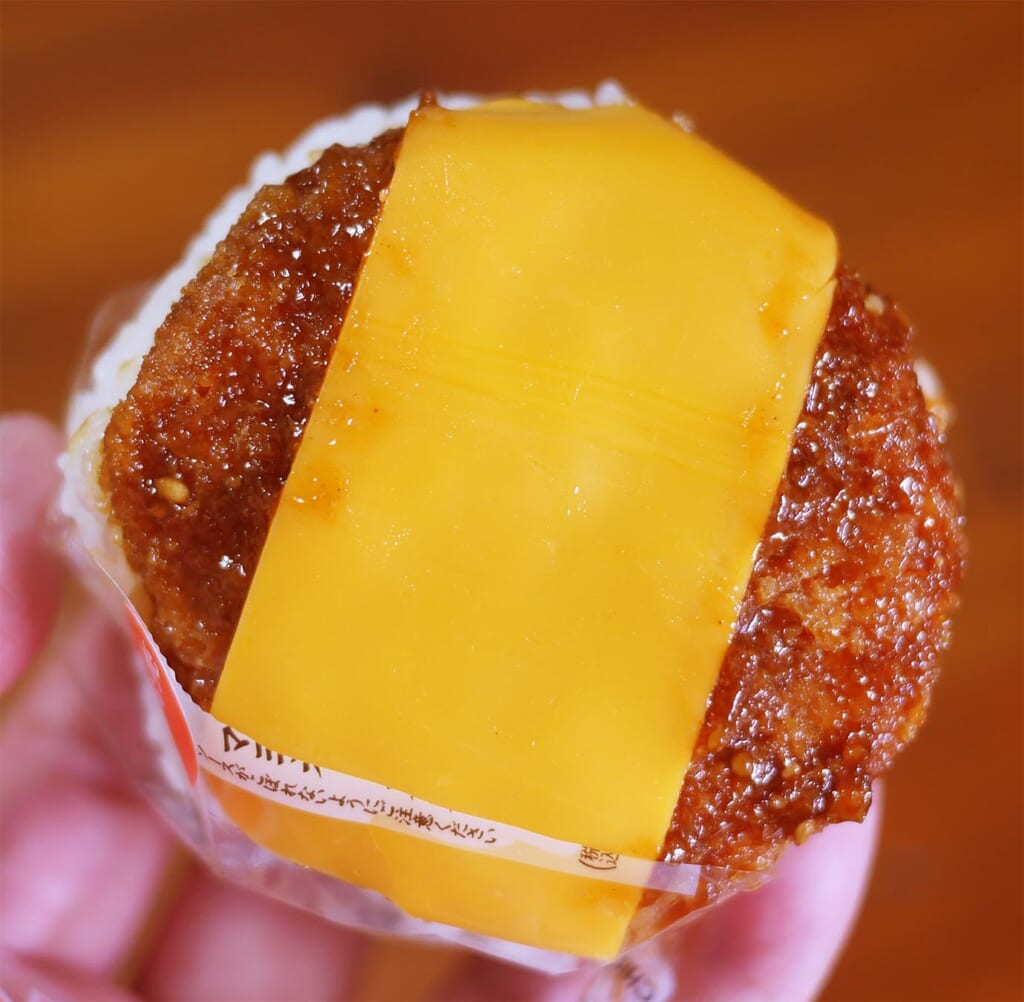 セブンイレブンの「チーズチキンカツおむすび」はハンバーガーなのかチキンカツなのかおむすびなのか