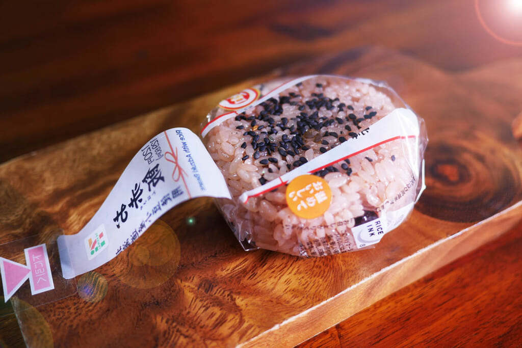 セブンイレブンの「お赤飯」おにぎりはめでたくない日でも食べたい