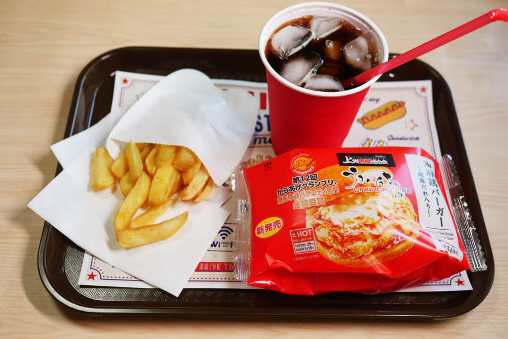 ローソンの「うみんちゅ監修 油淋鶏バーガー」は限りなく柔らかいチキンパンだ！
