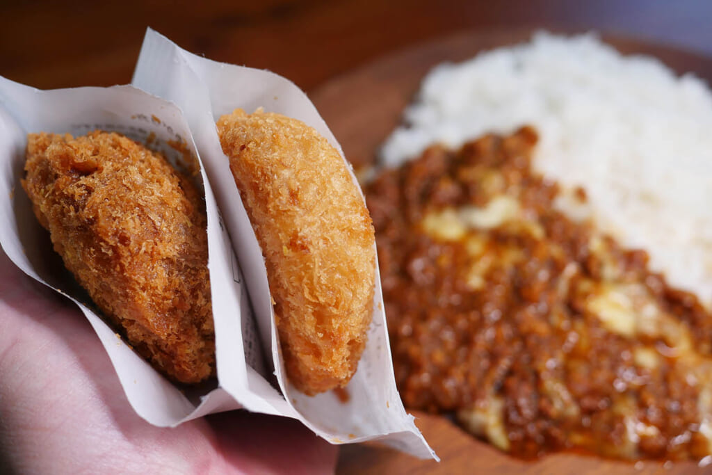 セブンイレブン「チーズキーマカレー」にコロッケとかメンチカツ盛って食え！ うんめぇーぞ！