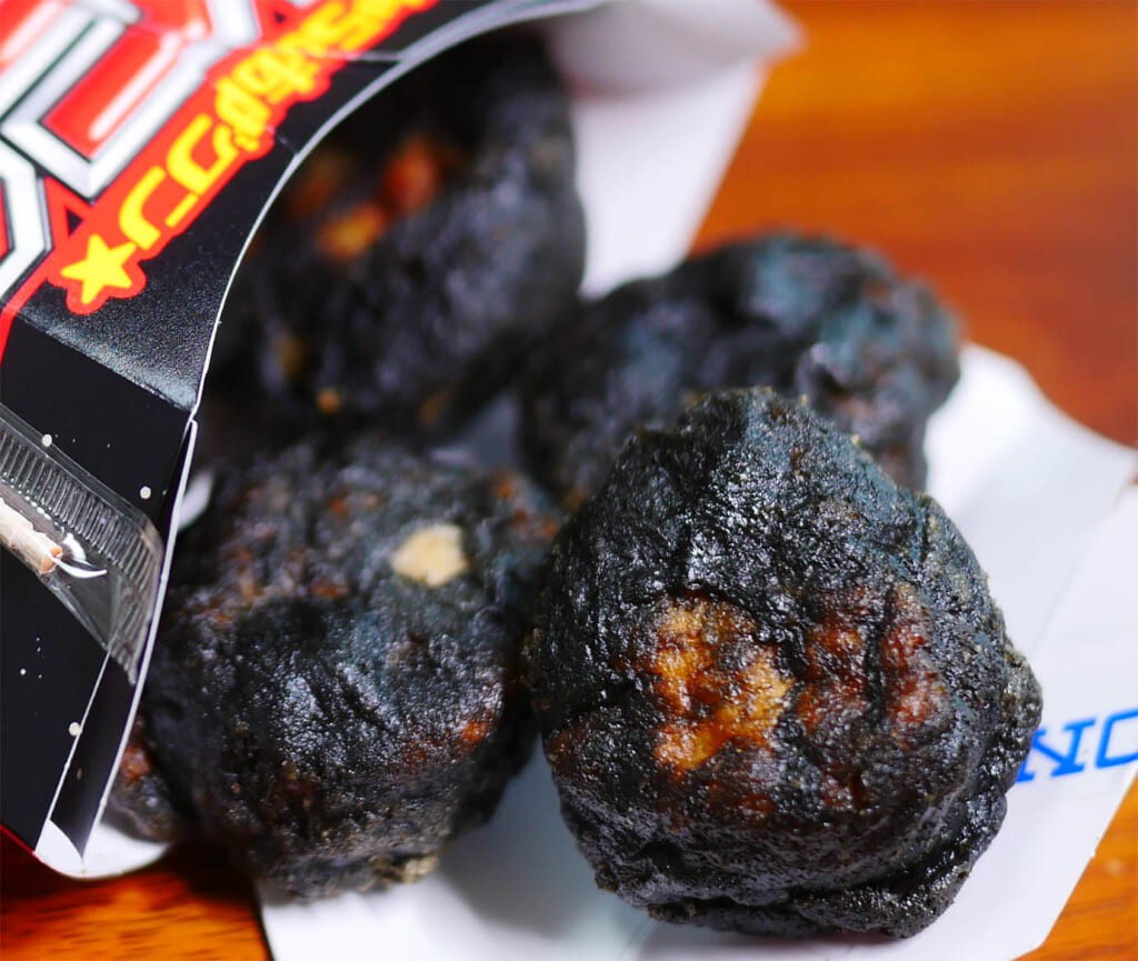 おそらくローソン史上もっとも漆黒の暗黒色「からあげクンU.F.O.濃厚ソース味」がダークマターすぎる件