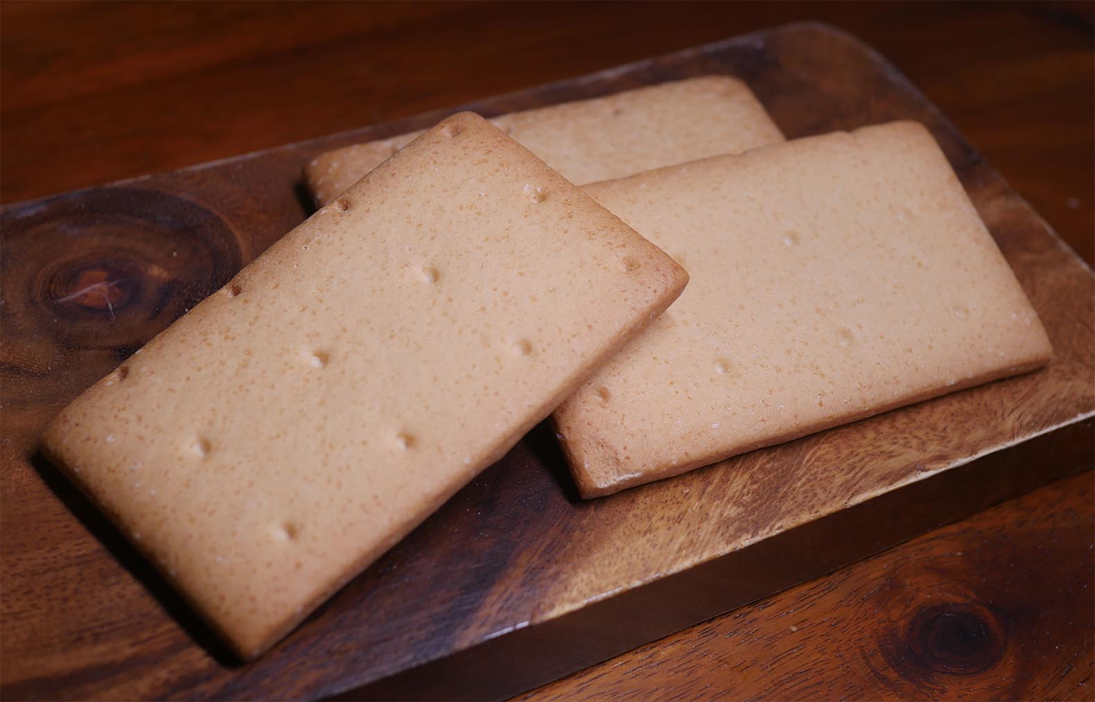きっと日本一硬いクッキー「堅パン」が激ウマ | コンビニ通信