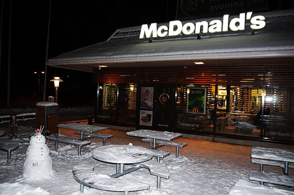 大雪ヤバイ！ 北極に一番近いマクドナルドに行った結果